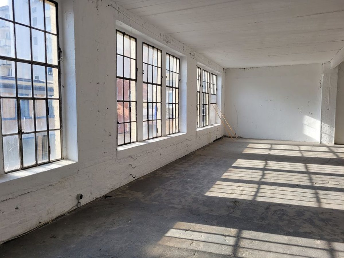 Loft 1 im 1. Obergeschoss: Industrial-Style mit großen Sprossenfenstern und Blick über die Dächer